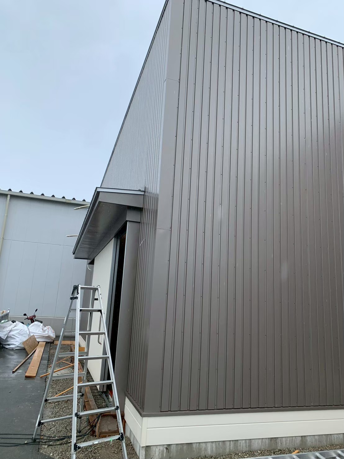 彦根市にて倉庫の新設工事・板金工事